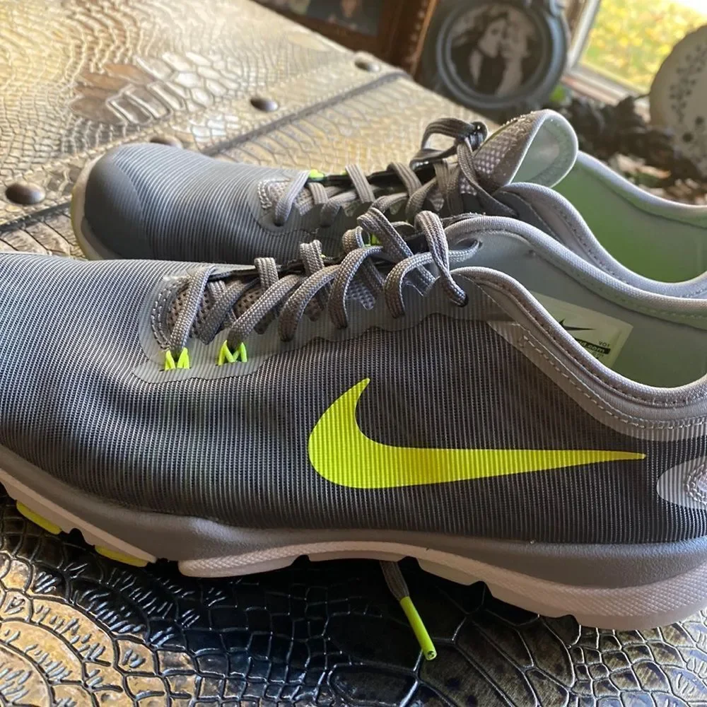 Nike Flywire Shoes Sneakers Woman’s 7 Grey Gray